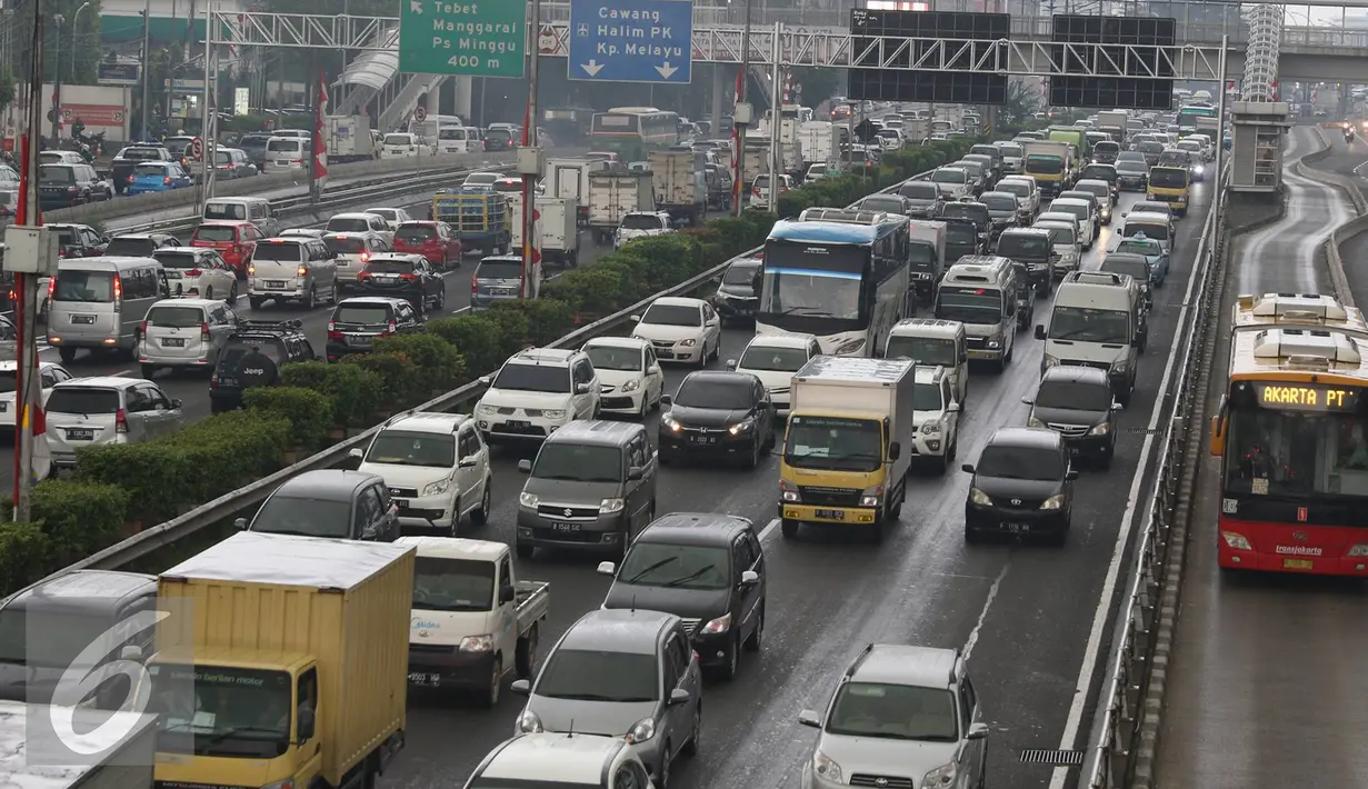 Akibat banyaknya kendaraan yang menghindari ruas jalan dengan sistem ganjil-genap, volume kendaraan di Jalan Gatot Subroto meningkat, Jakarta, Selasa (30/8). (Liputan6.com/Immanuel Antonius)