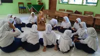 Para siswa-siswi SMPN 1 Pajarakan, Probolinggo diberikan trauma healing  untuk menghilangkan rasa ketraumaan  pasca tragedi putusnya jembatan gantung beberapa waktu lalu (Istimewa)