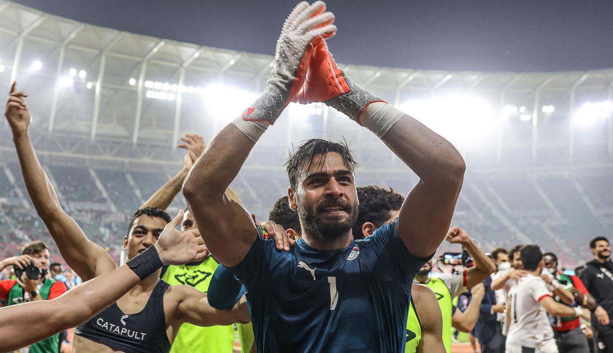 Eksekusi penalti Clinton N'Jie yang melebar dari sasaran pun akhirnya memastikan kemenangan untuk Mesir dengan skor 3-1.
Berkat kemenangan ini, Mesir pun berhak melaju ke partai final untuk menghadapi Senegal yang lebih dahulu lolos berkat kemenangan 3-1 atas Burkina Faso. (AFP/Kenzo Tribouillard)