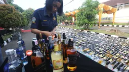Sejumlah minuman keras kemasan botol dipajang sebelum dimusnahkan di halaman Polres Bogor, Cibinong, Kamis (17/5). Pemusnahan botol miras dalam rangka cipta kondisi keamanan dan ketertiban masyarakat selama bulan Ramadan. (Merdeka.com/Arie Basuki)
