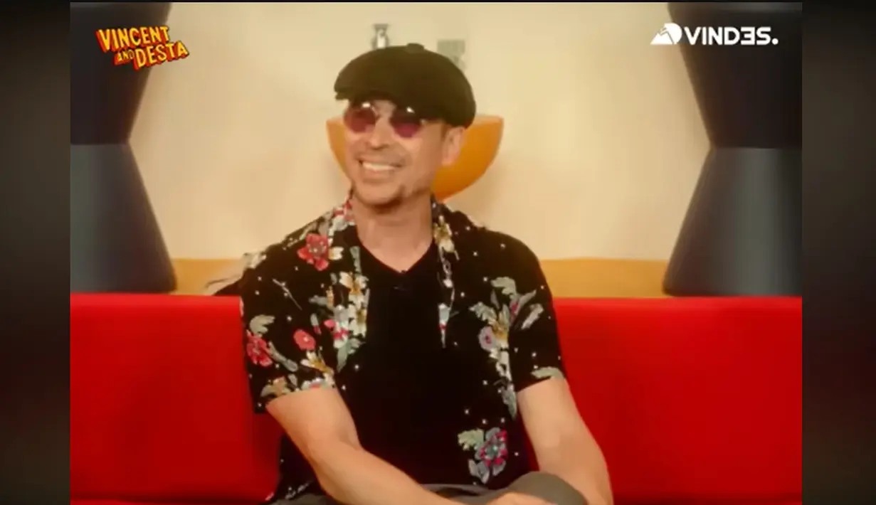 Jamie Aditya dikenal saat menjadi VJ di MTV Asia dan MTV Indonesia pada tahun 1990-an. Pria kelahiran Australia 53 tahun silam itu berhenti tahun 2001 berhenti menjadi VJ untuk menemani ibunya, Ati Ashyawati yang pindah ke Australia. [Youtube/Vindes]