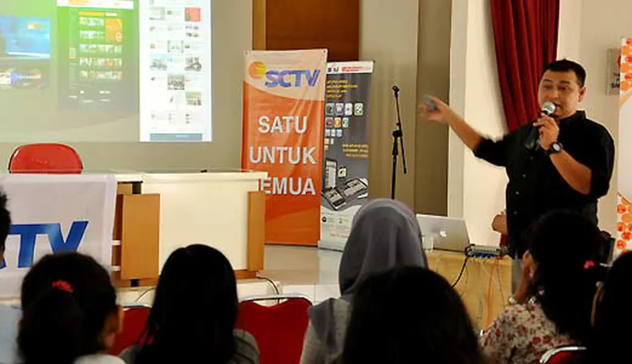 Redaktur Eksekutif Lip6.com Stephen Vincent memaparkan workshop soal Liputan6 in New Media dan Citizen6 dalam ajang SCTV Goes to Campus di Kampus Fisipol Universitas Gajahmada, Yogyakarta (16/3).(Foto: Agung Binarko)