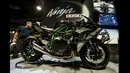 Kawasaki Ninja motor H2R baru dipamerkan di International Motorcycle Show Progresif di Long Beach, California pada 14 November 2014 lalu. (AFP PHOTO/Mark Ralston)