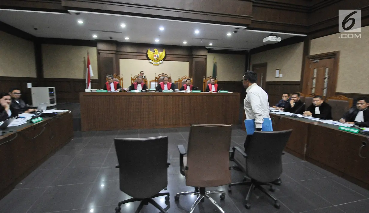 Menpora Imam Nahrawi saat tiba menjadi saksi di Pengadilan Tipikor, Jakarta, Senin (29/4/2019). Menpora menjadi saksi dalam sidang lanjutan kasus dugaan suap dana hibah KONI bersama 4 saksi dari JPU KPK dengan terdakwa Sekjen KONI Ending Fuad Hamidy. (Liputan6.com/Herman Zakharia)