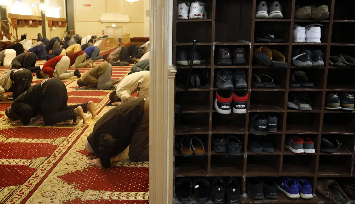Sejumlah Alas kaki ditinggalkan di luar saat orang-orang melakukan shalat malam yang disebut "tarawih" selama malam pertama bulan suci Ramadhan di Pusat Komunitas Muslim Chicago, Senin (13/4/2021). (AP Photo/Shafkat Anowar)
