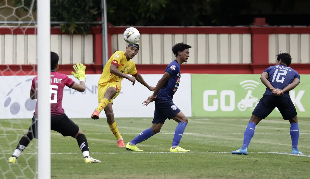 Gelandang Bhayangkara FC, Bruno Matos, melepaskan tendangan ke arah gawang Arema FC pada laga Shopee Liga 1 di Stadion PTIK, Jakarta, Rabu (27/11). Bhayangkara menang 1-0 atas Arema. (Bola.com/Yoppy Renato)