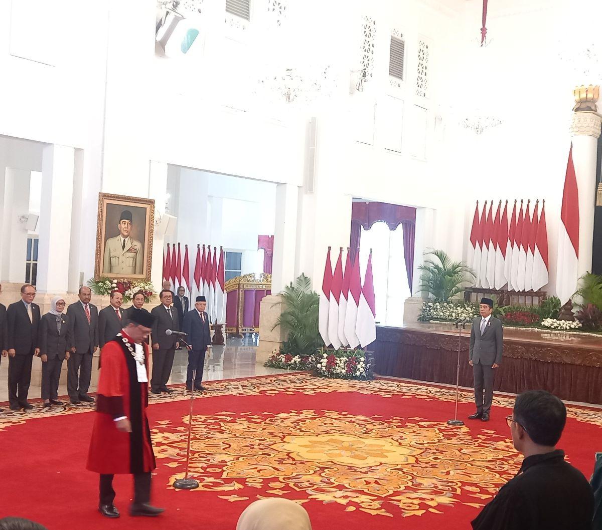 Dia juga berjanji akan menjaga integritas sebagai hakim MK.&nbsp;<br>