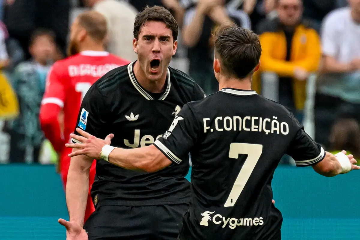 Pemain Juventus Dusan Vlahovic merayakan gol bersama Francisco Conceicao