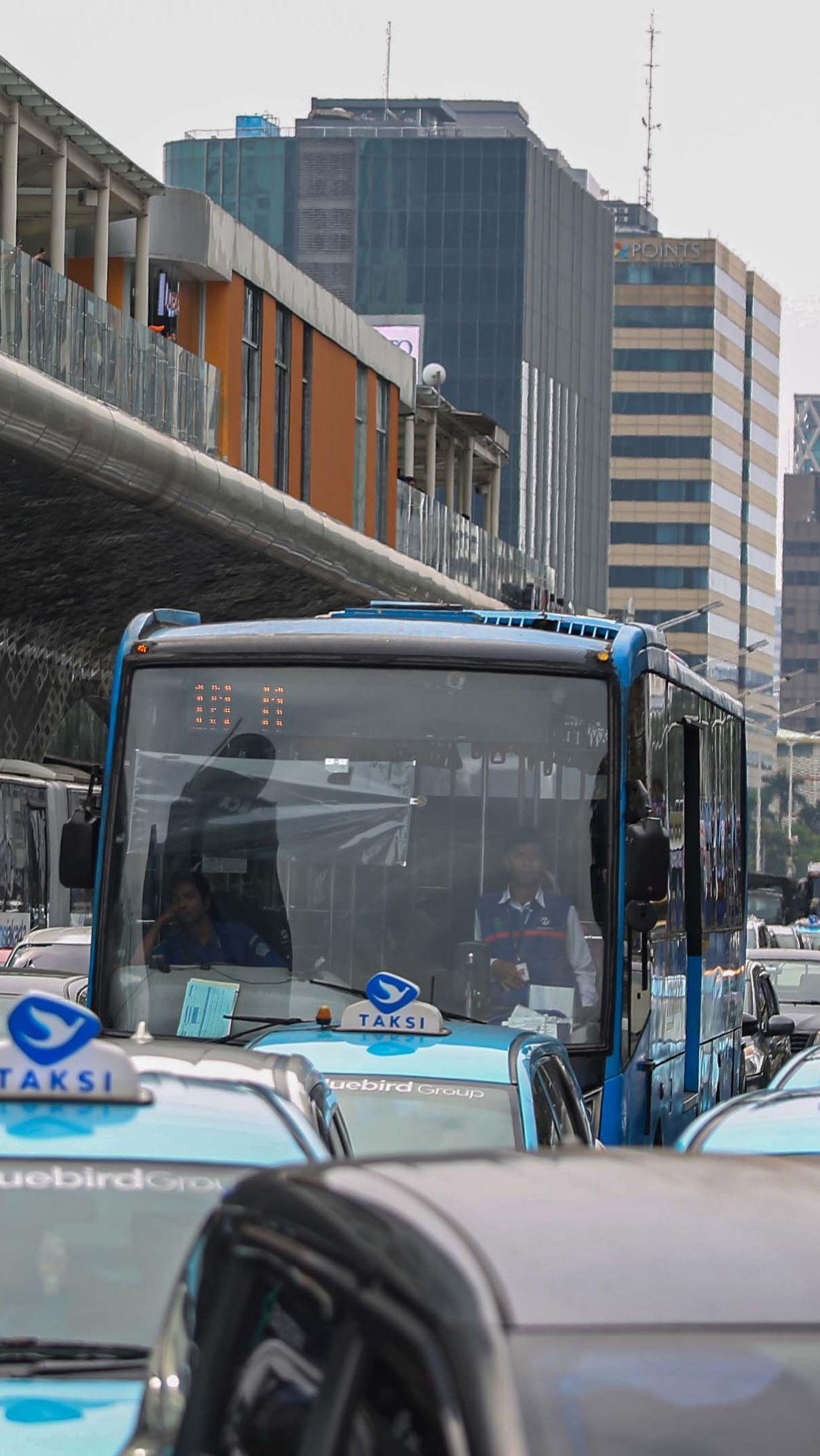 Sejumlah kendaraan, baik sepeda motor, mobil, maupun bus TransJakarta, terganggu perjalanannya karena demo buruh yang berlangsung.&nbsp;Foto: Liputan6.com/Angga Yuniar