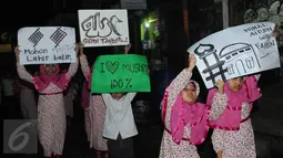 Sejumlah anak kecil mengumandangkan takbir sambil berkeliling di kawasan tanah abang, Jakarta,Selasa (5/7) Bagi Umat Muslim Indonesia mengumandangkan Takbir ialah sebagai suatu tanda menyambut hari Raya Idul Fitri 1437 Hijriah. (Liputan6.com/Helmi Afandi)