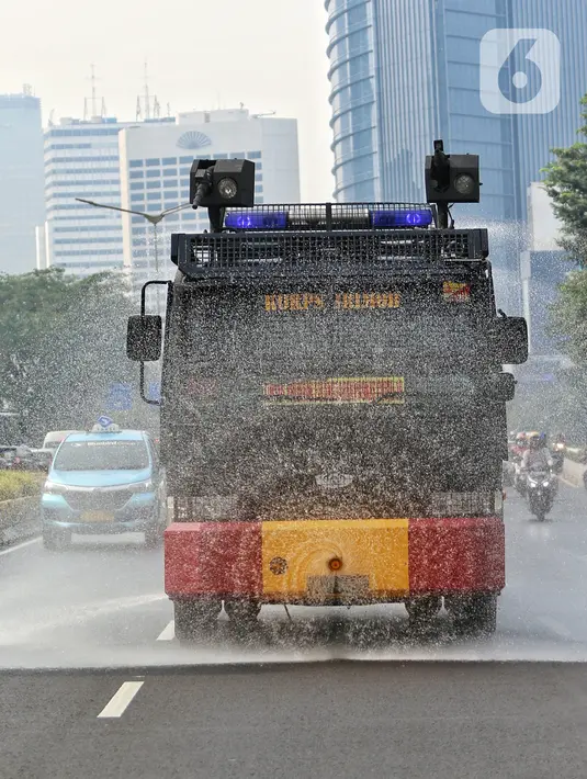Kendaraan water canon menyiram ruas jalan protokol yang saat ini banyak debu hingga bersih. (Liputan6.com/Angga Yuniar)