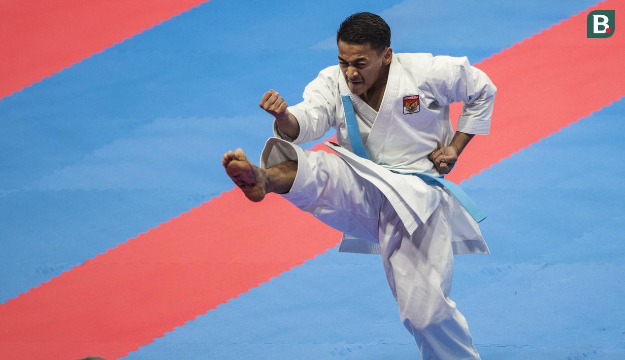 Karateka Indonesia, Ahmad Zigi Zaresta, tampil pada nomor kata cabang karate Asian Games XVIII di JCC Senayan, Jakarta, Sabtu (25/8/2018). Dirinya berhasil meraih medali perunggu. (Bola.com/Vitalis Yogi Trisna)