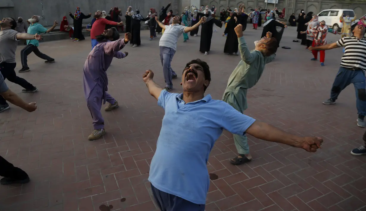 Warga mengikuti sesi yoga di luar Taman Shalimar yang bersejarah, Lahore, Pakistan, Minggu (20/6/2021). Hari Yoga Internasional diperingati setiap tanggal 21 Juni. (AP Photo/K.M. Chaudary)