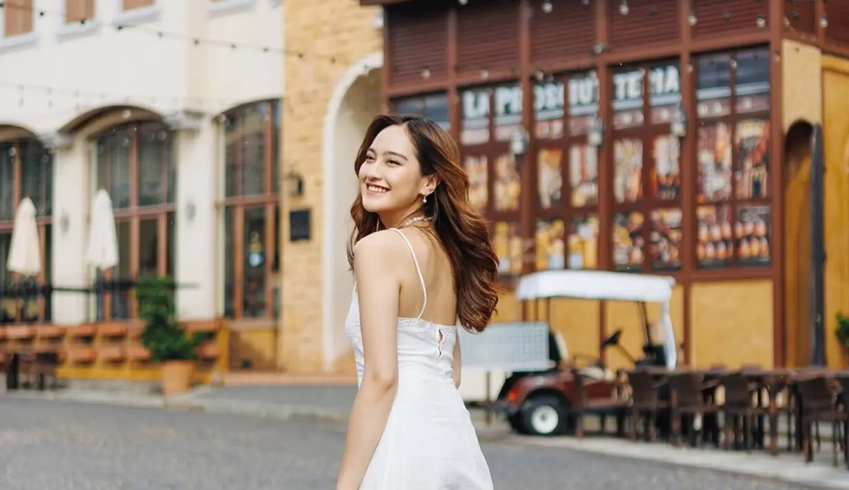 Selalu tampil feminim, gaya dari penyanyi yang pernah tergabung dalam grup Elovii tidak kalah dengan para seleb seusianya. Apalagi Salsha merupakan salah satu aktris yang sangat produktif dengan karya-karya terbarunya di dunia hiburan.  (Liputan6.com/IG/@salshabillaadr)