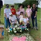 Joana Alexandra ziarah ke makam Raditya Oloan (Sumber: Instagram/radityaoloan_joannaalexandra)