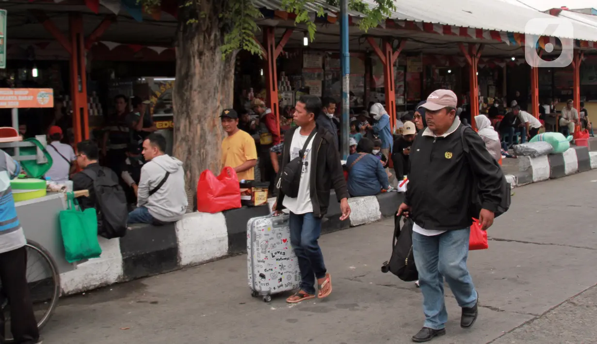 Sejumlah calon penumpang menunggu bus antar kota di terminal Kalideres Jakarta, Kamis  (22/12/2022).  Kepala Dinas Perhubungan (Kadishub) DKI Jakarta, Syafrin Liputo menyebutkan,  Jelang Natal dan Tahun Baru penumpang bus antarkota antarprovinsi (AKAP) di Terminal Kalideres mengalami lonjakan hingga 100 persen. (Liputan6.com/Johan Tallo)