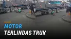 Nasib apes dialami seorang pengemudi motor ini karena kurang hati-hati saat men starter motor.