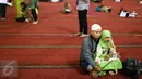 Seorang jemaah berfoto bersama anaknya usai salat Idul Fitri di Masjid Istiqlal, Jakarta, Rabu (6/7). Selain menjalankan salat Idul Fitri, beberapa aktivitas mereka lakukan baik seusai ataupun sebelum salat. (Liputan6.com/Faizal Fanani)