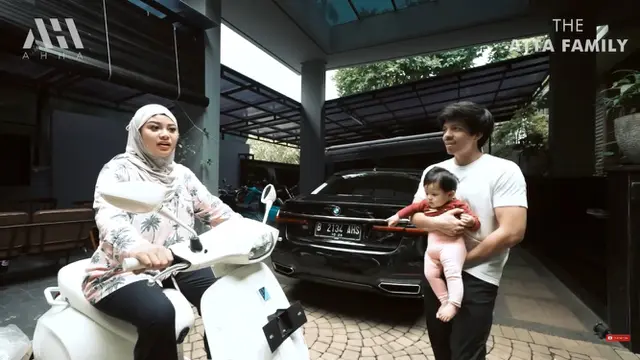 Atta Halilintar menghadiahi Aurel Hermansyah Vespa Justin Bieber (Foto: Screenshot YouTube Atta kasi Aurel AMEENA Motor Justin Bieber...)