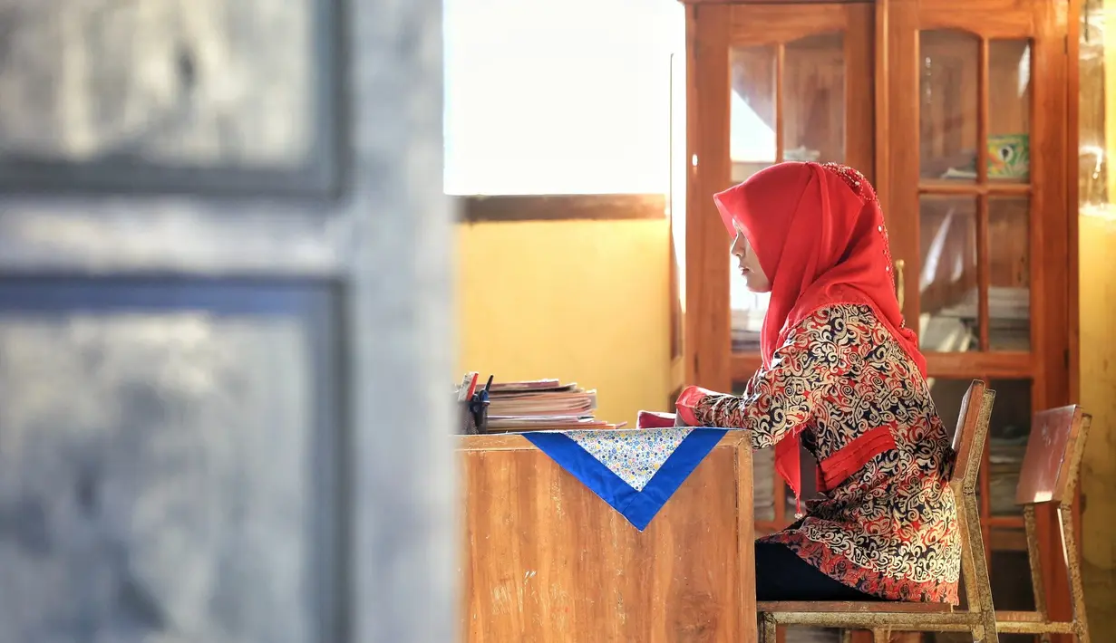 Kepopuleran guru SD asal Tegal itu membuat orangtua serta orang sekitarnya terkejut. Belum selesai pujian, muncul kembali foto asli Rizma. Tidak sedikit juga yang memojokkannya, melihat fotonya akibat kecanggihan teknologi. (Adrian Putra/Bintang.com)