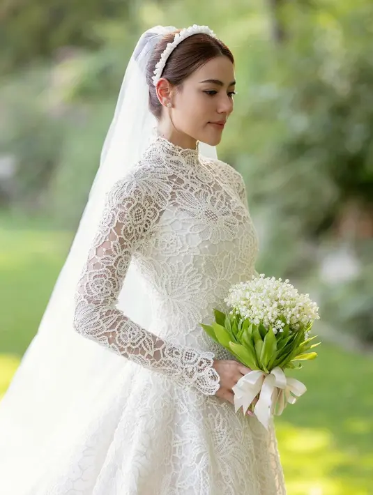 Gaun ini dirancang khusus oleh Maria Gracia Chiuri, diperbesar dengan bunga guipure, memancarkan daya tarik pengantin melalui bahan mewah dan detail renda romantis.  [Dok/Dior]