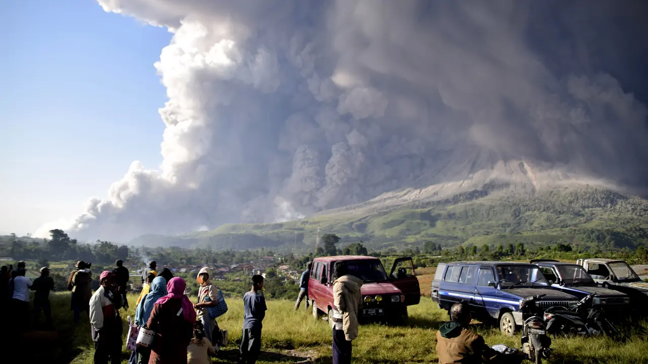 Erupsi Gunung Sinabung Jadi Tontonan Warga