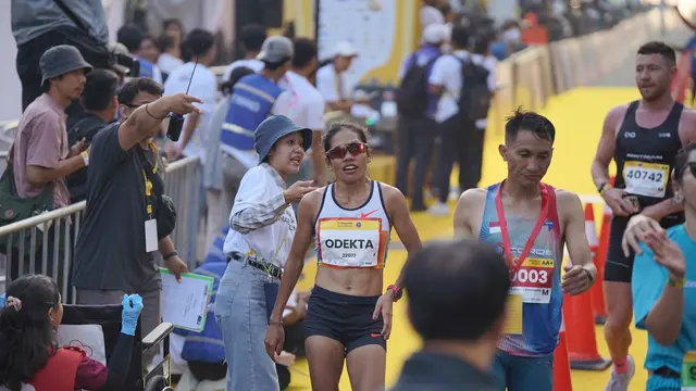 Atlet lari nasional Indonesia Odekta Naibaho beraksi di Maybank Marathon 2025