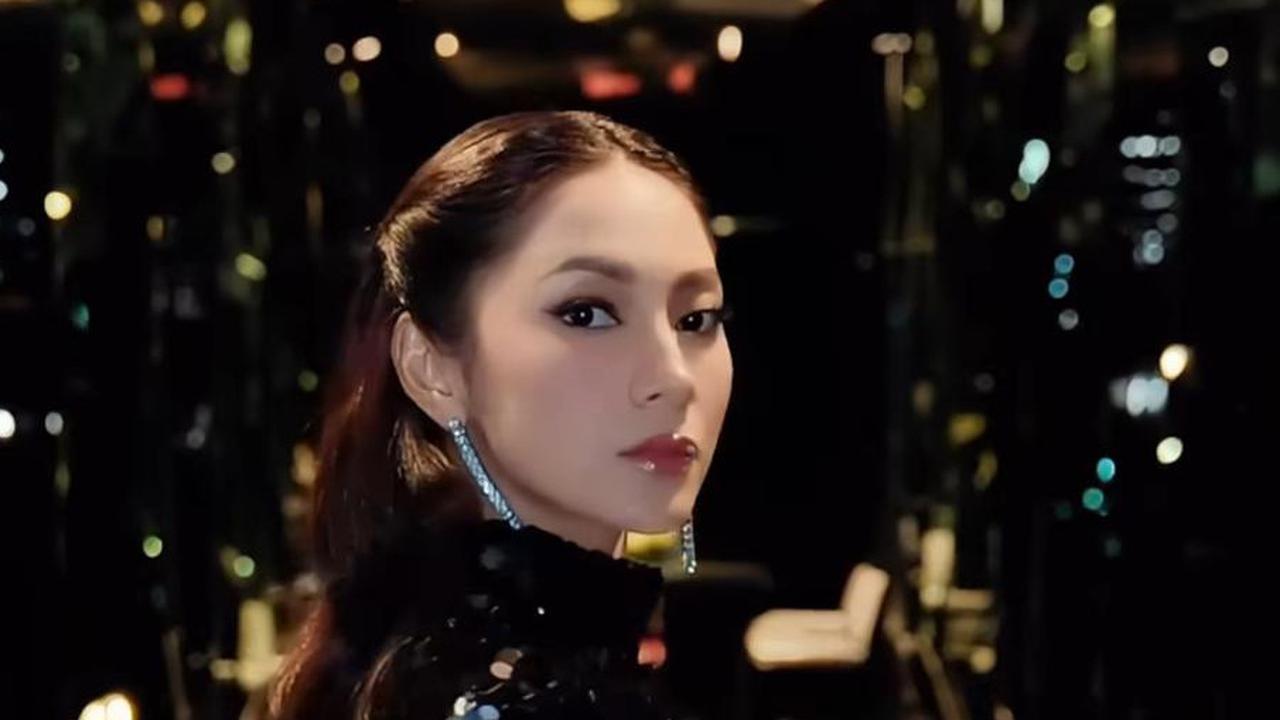 Potret Dinda Kirana Tampil Glamor dengan Gaun Blink-Blink, Aura Berkelas dan Mewah