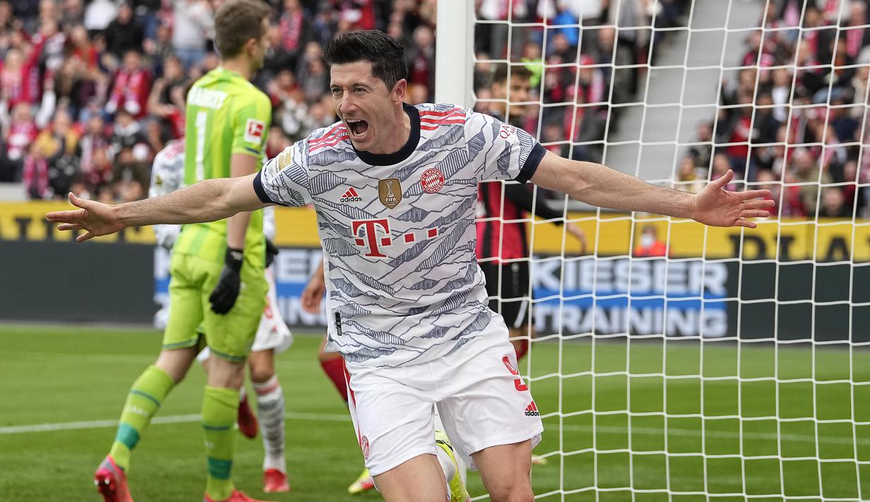 Robert Lewandowski. Striker Bayern Munchen ini telah mencetak 10 gol di Liga Jerman dari 9 laga yang dijalani. Ia selalu tampil dalam seluruh 9 laga Die Roten di Liga Jerman. Ia bersaing dengan Erling Haaland (Borussia Dortmund) yang menempati posisi kedua dengan 9 gol. (AP/Martin Meissner)