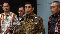 Menkopolhukam Wiranto memberikan keterangan terkait isu pro dan kontra pembubaran ormas Hizbut Tahrir Indonesia (HTI) di Jakarta, Jumat (12/5). Pemerintah menyatakan tidak akan berkompromi dengan ormas yang mengancam NKRI. (Liputan6.com/Johan Tallo)