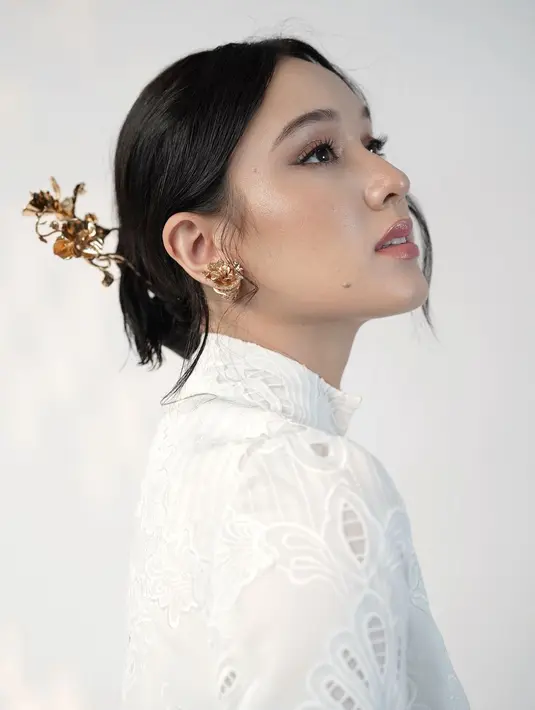 Dengan makeup minimalis bernuansa nude, Yasmin Napper sukses jadi Jeng Yah versi bule [@yasminnapper]