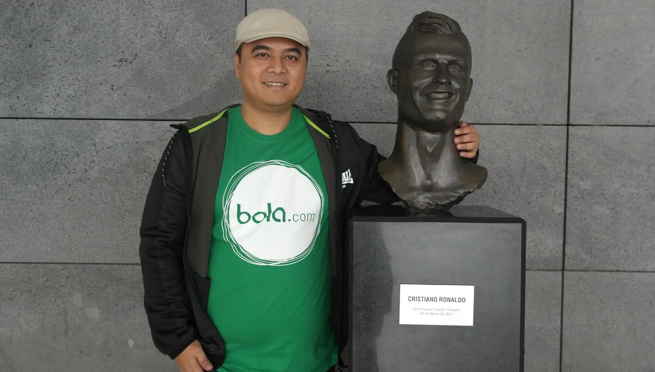 Jurnalis Bola.com, Reza Khomaini, foto bersama patung Cristiano Ronaldo. Dirinya melakukan liputan khusus di kampung Madeira tempat kelahiran Cristiano Ronaldo. (Bola.com/Istimewa)