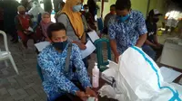 Komisi Pemilihan Umum (KPU) Kabupaten Rembang menggelar rapid tes secara massal (Liputan6.com/Ahmad Adirin)