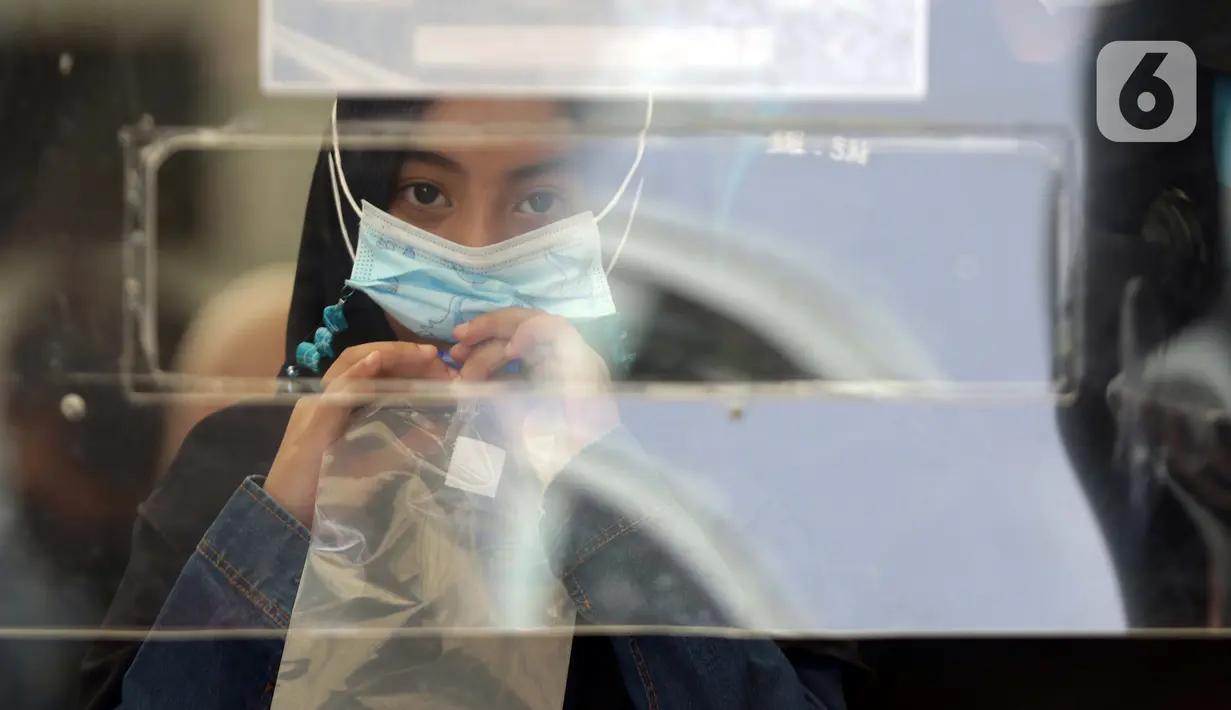 Calon penumpang KA Jarak Jauh melakukan tes GeNose di Stasiun Pasar Senen, Jakarta, Selasa (18/5/2021). Stasiun Pasar Senen kembali beroperasi melayani keberangkatan dan kedatangan penumpang KA Jarak Jauh pasca berakhirnya masa pelarangan mudik Lebaran 2021. (Liputan6.com/Helmi Fithriansyah)
