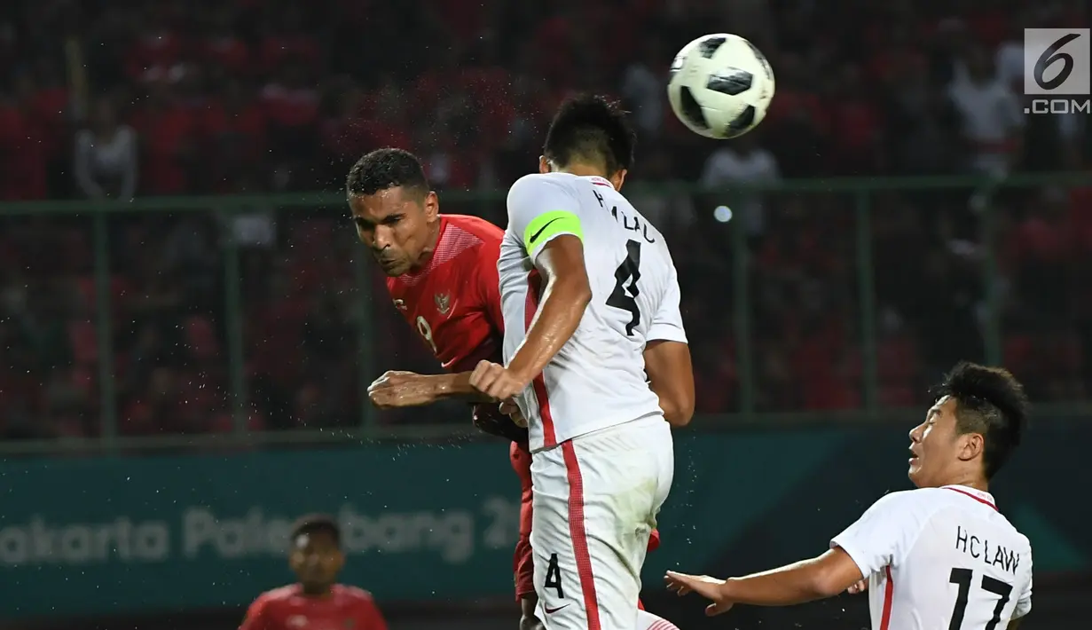 Striker Indonesia, Alberto Goncalves berebut bola udara dengan pemain Hong Kong, Ming Lau pada pertandingan terakhir Grup A sepak bola Asian Games 2018 di Stadion Patriot Candrabhaga, Senin (20/8). Indonesia menang 3-1. (Kapanlagi.com/Agus Apriyanto)
