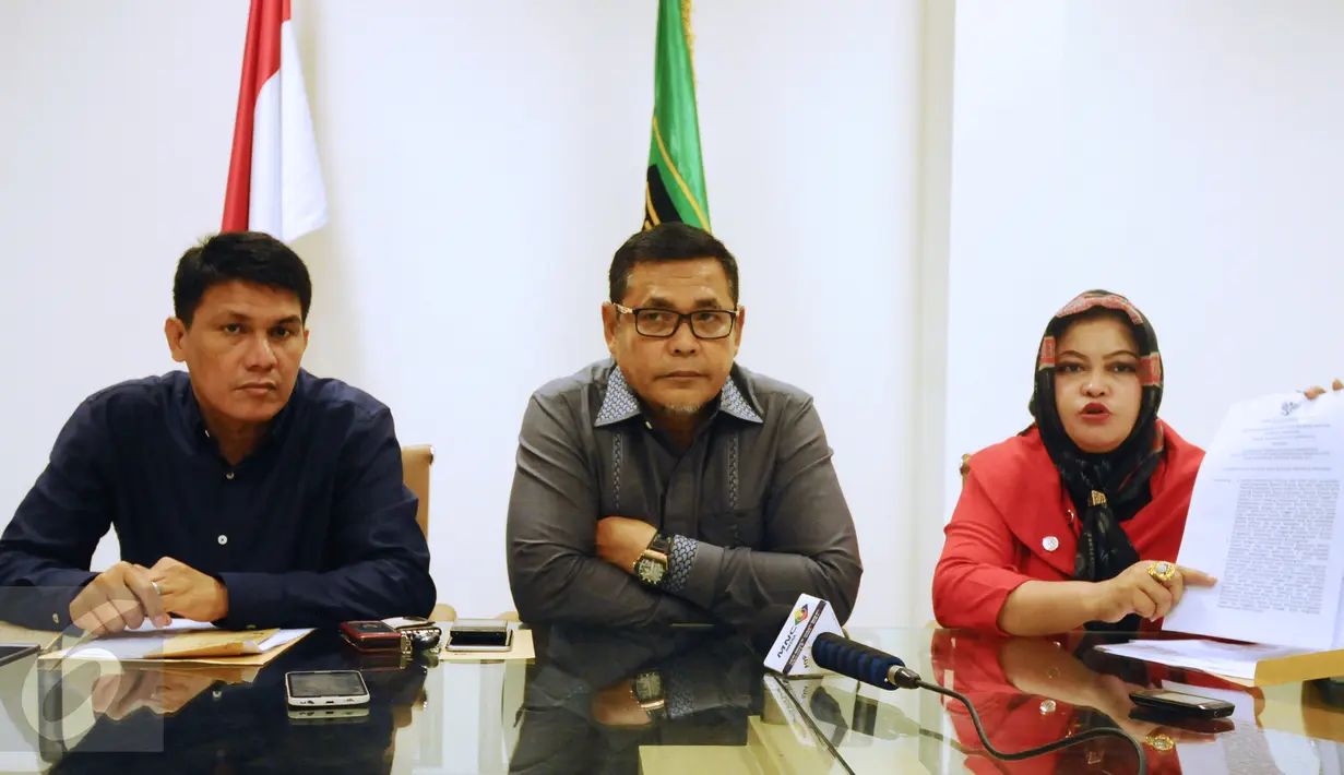 Anggota Majelis Islah PPP, Fernita Darwis (kanan) menunjukkan SK pembentukan Majelis Islah di Jakarta, Rabu (2/3/2016). PPP kubu Djan Faridz meminta kubu Romahurmuziy bergabung dalam Majelis Islah yang telah dibentuk. (Liputan6.com/Helmi Fithriansyah)