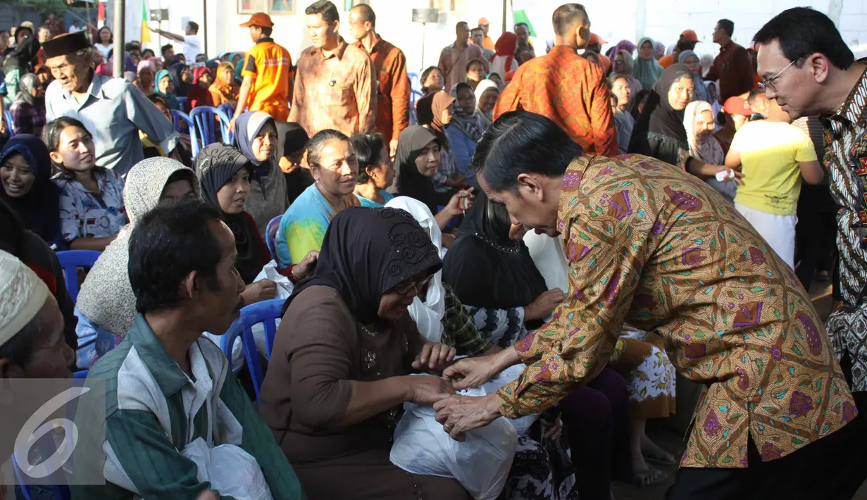 Presiden Jokowi dan Gubernur Ahok saat memberikan sembako di kawasan Cilincing, Jakarta, Kamis (3/9/2015). (Liputan6.com/Gempur M Surya)