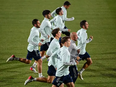 Para pemain Spanyol melakukan pemanasan selama mengikuti sesi latihan di La Ciudad del Futbol, Las Rozas de Madrid, Spanyol (8/11/2021). Spanyol akan bertanding melawan Yunani Grup B kualifikasi Piala Dunia Qatar 2022. (AFP/Gabriel Bouys)