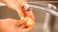 Berbahaya, sebaiknya kamu nggak mencuci telur sebelum disimpan. Simak alasannya di sini! (Sumber Foto: Dilek Evim)