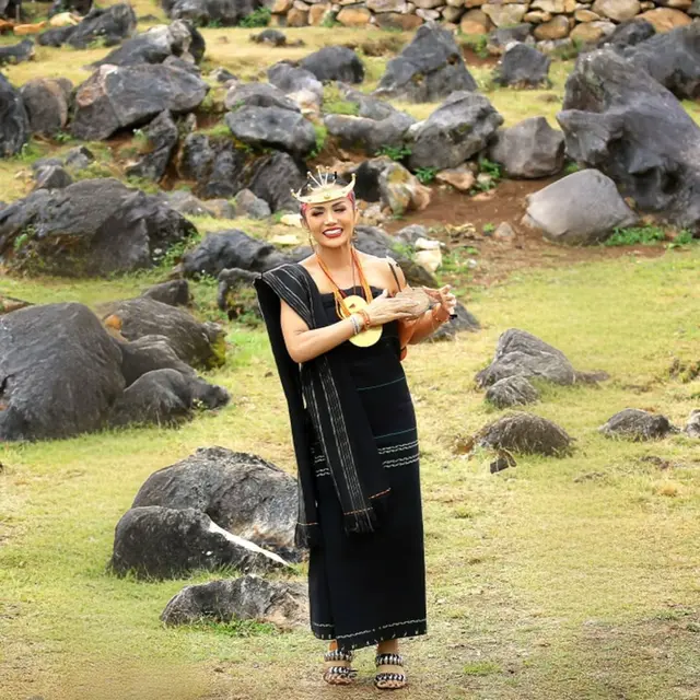 Anggun di Usia 51 Tahun, Kris Dayanti Tampil Memikat dengan Tais Feto Khas Timor Leste