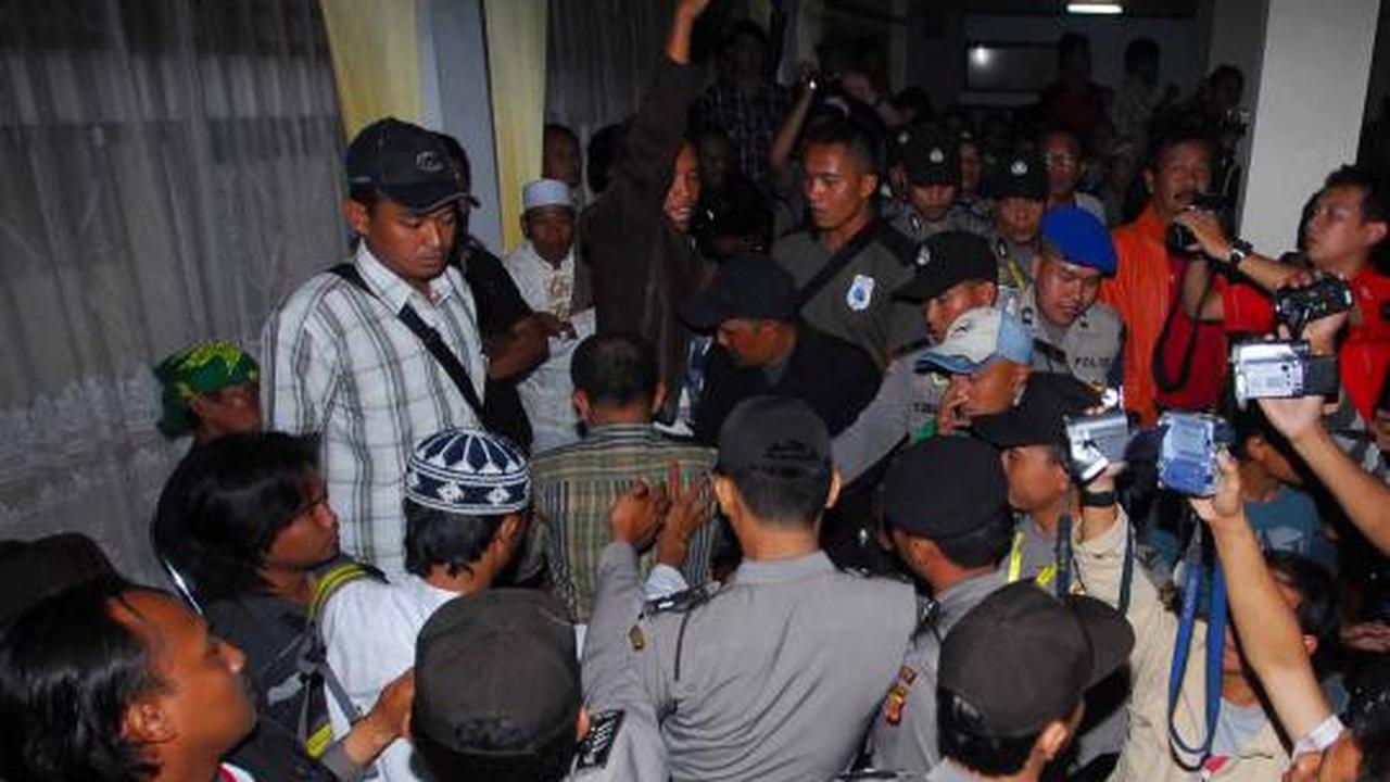 Sidang Aceng ditunda, warga marah-marah di gedung DPRD Garut