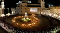 Ratusan orang menonton penampilan tari dalam Festival Salzburg di Kota Salzburg, Austria (22/7). Festival ini terdiri dari acara musik, drama dan opera yang sudah dimulai sejak tahun 1920. (Barbara Gindl/APA/AFP)