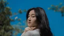 Bahkan ia sangat sering membuat video klip berlatarkan nuansa alam. Ia mengaku selalu kangen dengan liburan di tengah rimbunnya pepohonan. (Liputan6.com/IG/@keisyalevronka).