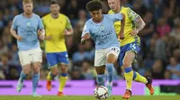 Pemain Nottingham Forest, Lewis O'Brien berusaha merebut bola dari pemain Manchester City, Rico Lewis pada pertandingan lanjutan Liga Inggris di Stadion Etihad di Manchester, Inggris, Kamis (1/9/2022). Manchester City menang besar atas Nottingham Forest 6-0. (AP Photo/Dave Thompson)