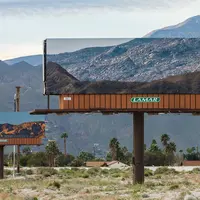 Tutupi gunung, Jennifer Bolande, seniman asal Amerika ini ubah gambar di iklan billboard jadi pemandangan. Great job! (Via: boredpanda.com)