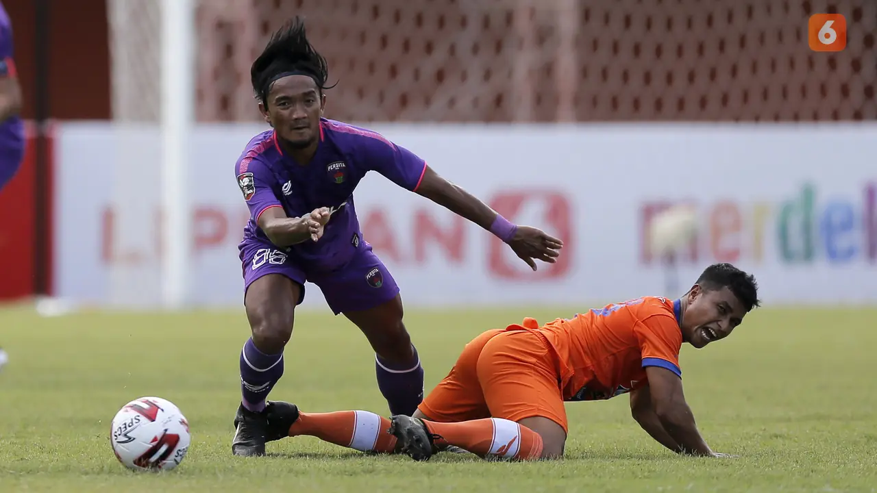 FOTO: Aksi Assanur Rijal, Gelandang Persiraja Pencetak Hattrick Pertama di Piala Menpora 2021 - Assanur Rijal; Taufik Febriyanto