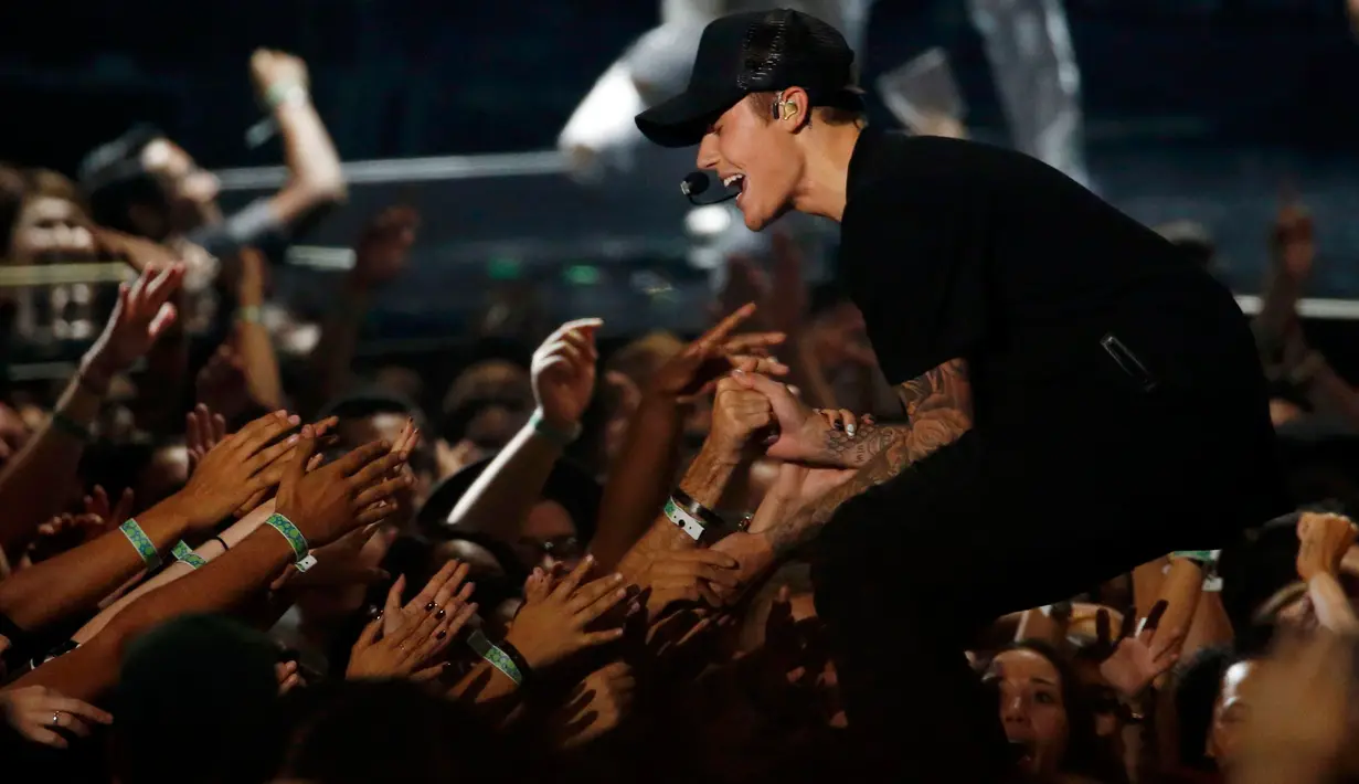 Justin Bieber saat bernyanyi dengan penonton di acara MTV Video Music Awards 2015, Los Angeles , California,minggu (30/8/2015). Bieber sempat menyampaikan pidato singkat tentang kehidupannya. (REUTERS/Mario Anzuoni)