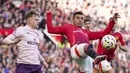 Pemain Manchester United, Casemiro mengontrol bola dibayangi pemain Brentford, Keane Lewis-Potter pada laga lanjutan Liga Inggris di Old Trafford, Manchester, Inggris, Sabtu (19/10/2024). (AP Photo/Dave Thompson)