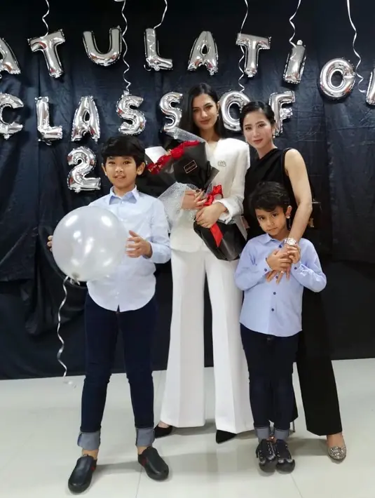 Anak Bunga Zainal dan Kakak Sambungnya (Sumber: Instagram/bungazainal05)