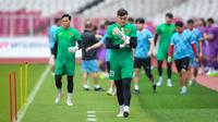Kiper Timnas Vietnam, Dang Van Lam bersiap melakukan latihan resmi menjelang laga semifinal Piala AFF 2022 melawan Timnas Indonesia yang berlangsung di Stadion Utama Gelora Bung Karno (SUGBK), Jakarta, Kamis (05/01/2023). (Bola.com/Bagaskara Lazuardi)